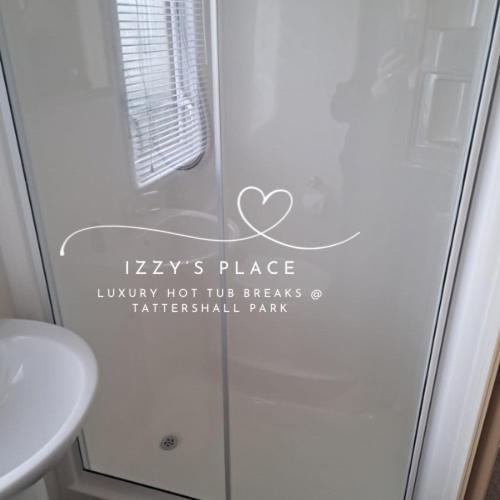 Izzy's Place At Lakes